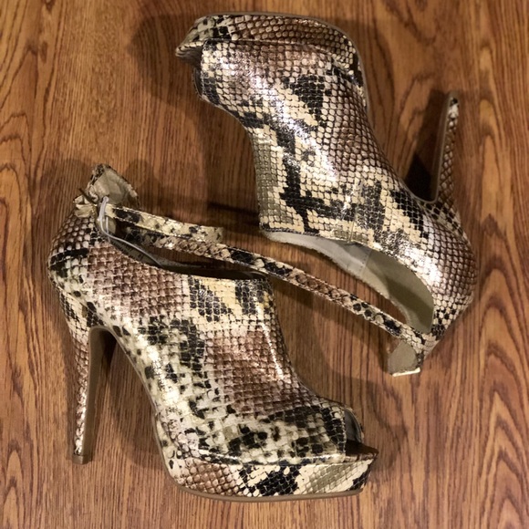 Size 8 dollhouse heels - Picture 1 of 3